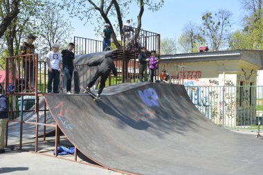Lviv. Ukrayna. Mayıs 2021 Çocuk Arkadaş Grubu kaykay parkında günün tadını çıkarıyor. Arkadaşlık kavramı. Bir grup kaykaycı çocuk. Küçük şehirli kaykaycılar kızlar ve erkek kaykaycılar parkta
