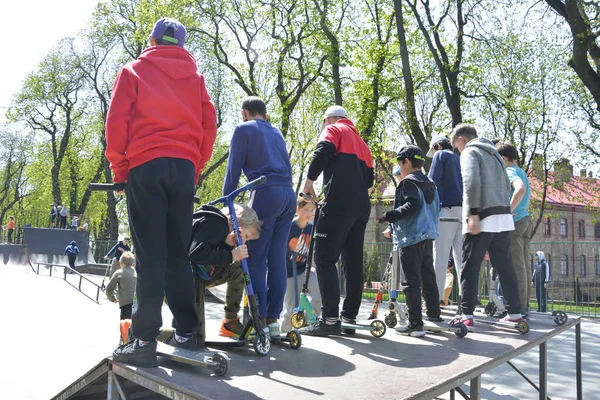 Lviv Ukraina Maj 2021 Grupp Barn Vänner Njuter Dagen Skate — Stockfoto