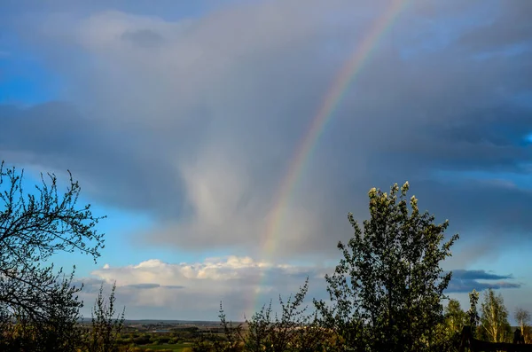 Beautiful Colorful Rainbow Background Dangerous Stormy Sky Rural Farm — Stockfoto