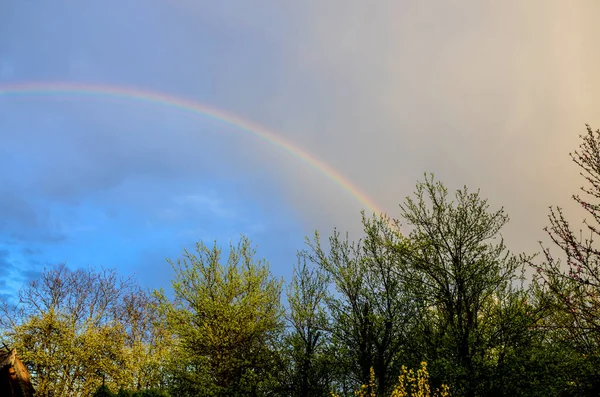 Beautiful Colorful Rainbow Background Dangerous Stormy Sky Rural Farm — Stockfoto