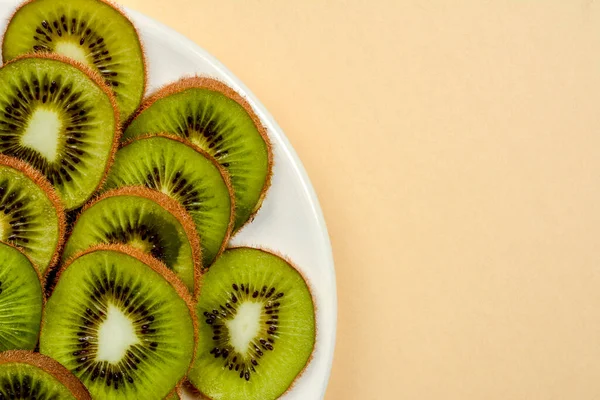 Plate Fresh Kiwi Fruits Cross Sections Wooden Table Copy Space — Fotografia de Stock