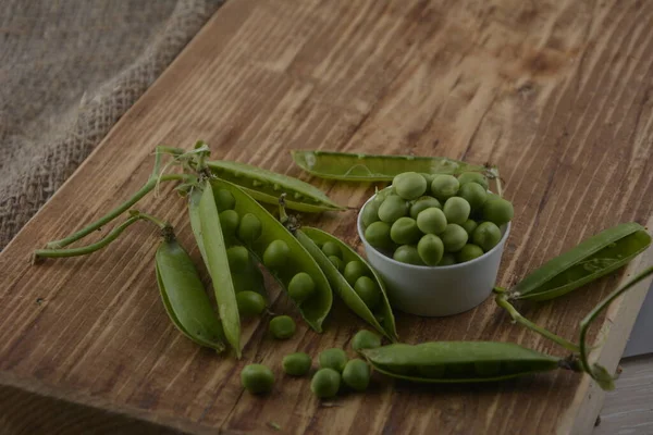 Frische Grüne Erbsen Auf Einem Hölzernen Hintergrund Draufsicht Hülsen Aus — Stockfoto