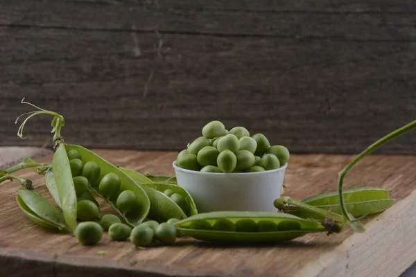 Guisantes Verdes Frescos Sobre Fondo Madera Top View Pods Guisantes — Foto de Stock