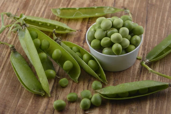 Färska Gröna Ärtor Trä Bakgrund Ovanifrån Gröna Ärtor Och Ärtor — Stockfoto