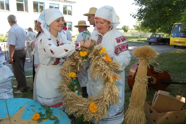運がいい ウクライナだ 2018年8月ウクライナの伝統的な収穫祭 穀物の収穫の終わりを祝う 木製の丸太の上に乾燥したハーブや果実の儀式的な花輪 — ストック写真