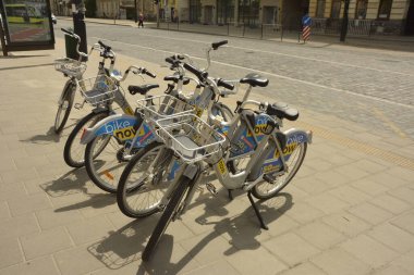 Lviv. Ukrayna. Haziran 2021, Lviv şehrinde bisiklet kiralama. Lychakovskaya Caddesi. Şehir merkezinde bir bisiklet kiralama istasyonu ve etrafında turistler..