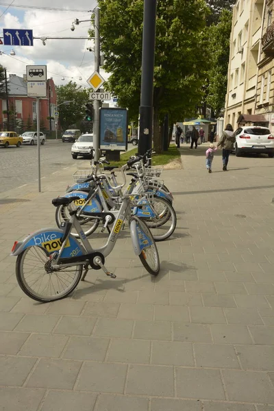 Львов Украина 2021 Прокат Велосипедов Городе Львове Улица Лычаковская Станция — стоковое фото
