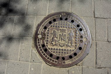 Lviv, Ukrayna. Temmuz 2021. Metal kanal kapaklı bir taş. Arkaplan dokusu olarak taş kaldırım. Taş bloklu kaldırım.