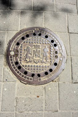 Lviv, Ukrayna. Temmuz 2021. Metal kanal kapaklı bir taş. Arkaplan dokusu olarak taş kaldırım. Taş bloklu kaldırım.