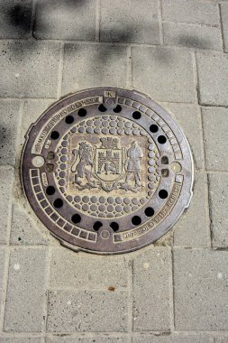 Lviv, Ukrayna. Temmuz 2021. Metal kanal kapaklı bir taş. Arkaplan dokusu olarak taş kaldırım. Taş bloklu kaldırım.