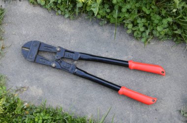 Büyük bir cıvata keskisi. Bir çift cıvata keskisi. Araçtaki işaretler sadece özellikler. Görünür marka isimleri, telif hakkı, logo veya ticari marka yok.