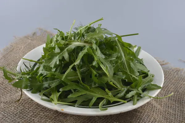 Frischer Grüner Rucola Einer Schüssel Auf Dem Tisch Arugula Rucola — Stockfoto