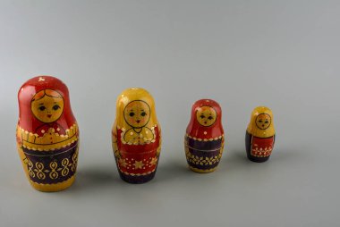 Rus bebekler (babuşkalar veya matrioshkalar) .Rus bebekler grubu. Matroska bebek kutusu, geleneksel Kirov matryosjka matroesjka matroeska babuşka babuşka babuşka