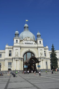 Lviv. Ukrayna. Temmuz 2021 Merkez İstasyonu Lviv-Holovnyi, Lviv-Holovnyi, Ukrayna Art Nouveau cephe merkezi istasyonu Lviv-Holovnyi, Lviv, Ukrayna