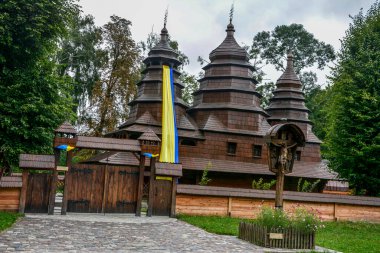 Lviv. Ukrayna. 24 Ağustos 2021. Ukrayna 'nın Bağımsızlık Gününde. Lviv.Ukrayna 'daki Halk Mimarisi ve Kırsal Yaşam Müzesi. Geleneksel Ukrayna kilisesi..