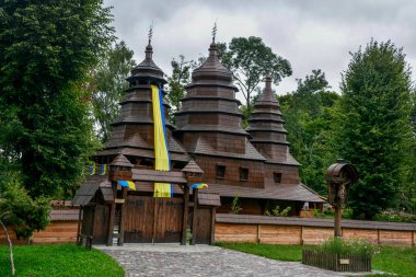 Lviv. Ukrayna. 24 Ağustos 2021. Ukrayna 'nın Bağımsızlık Gününde. Lviv.Ukrayna 'daki Halk Mimarisi ve Kırsal Yaşam Müzesi. Geleneksel Ukrayna kilisesi..