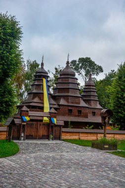 Lviv. Ukrayna. 24 Ağustos 2021. Ukrayna 'nın Bağımsızlık Gününde. Lviv.Ukrayna 'daki Halk Mimarisi ve Kırsal Yaşam Müzesi. Geleneksel Ukrayna kilisesi..