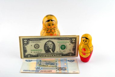 Matrioshka. Dolarlı Rus bebeği. Kriz önleyici para kutusu. Matrioska Bankası. Yuva bebekleri sahte dolarlara ve Rus rublelerine dayanır..