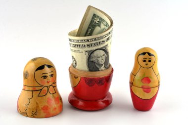 Matrioshka. Dolarlı Rus bebeği. Kriz önleyici para kutusu. Matrioska Bankası. Yuva bebekleri sahte dolarlara ve Rus rublelerine dayanır..