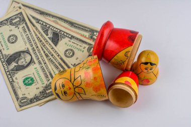 Matrioshka. Dolarlı Rus bebeği. Kriz önleyici para kutusu. Matrioska Bankası. Yuva bebekleri sahte dolarlara ve Rus rublelerine dayanır..