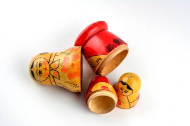 Matrioshka. Dolarlı Rus bebeği. Kriz önleyici para kutusu. Matrioska Bankası. Yuva bebekleri sahte dolarlara ve Rus rublelerine dayanır..