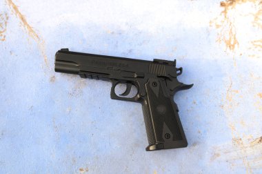 Lviv, Ukrayna. 27 Aralık 2025. Spor ve eğitim amaçlı siyah hava tabancası, yandan çekilmiş ve beyaz arka planda izole edilmiş. Güvenlik, hobi, atış sporu ve pratik kavramı.