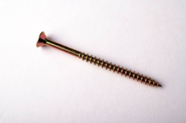 Büyük sarı vidalar beyaz arka planda