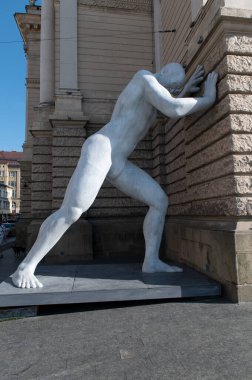 Lviv, Ukrayna, Temmuz 2023 'te Bay Arbitrum' un çağdaş heykeli Lviv Opera Binası yakınlarında sergilendi. Baskı, direniş ve iç insan mücadelesini sembolize eden kavramsal şehir sanatı.