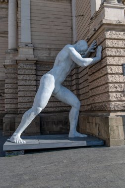 Lviv, Ukrayna, Temmuz 2023 'te Bay Arbitrum' un çağdaş heykeli Lviv Opera Binası yakınlarında sergilendi. Baskı, direniş ve iç insan mücadelesini sembolize eden kavramsal şehir sanatı.