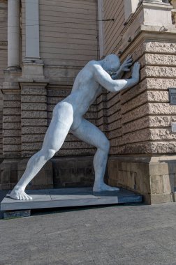 Lviv, Ukrayna, Temmuz 2023 'te Bay Arbitrum' un çağdaş heykeli Lviv Opera Binası yakınlarında sergilendi. Baskı, direniş ve iç insan mücadelesini sembolize eden kavramsal şehir sanatı.