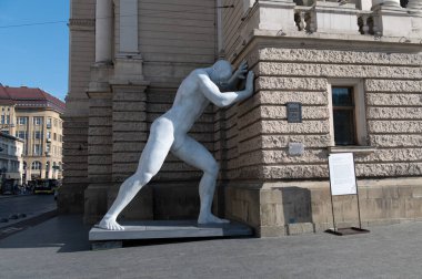 Lviv, Ukrayna, Temmuz 2023 'te Bay Arbitrum' un çağdaş heykeli Lviv Opera Binası yakınlarında sergilendi. Baskı, direniş ve iç insan mücadelesini sembolize eden kavramsal şehir sanatı.