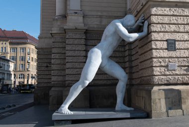 Lviv, Ukrayna, Temmuz 2023 'te Bay Arbitrum' un çağdaş heykeli Lviv Opera Binası yakınlarında sergilendi. Baskı, direniş ve iç insan mücadelesini sembolize eden kavramsal şehir sanatı.