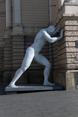 Lviv, Ukrayna, Temmuz 2023 'te Bay Arbitrum' un çağdaş heykeli Lviv Opera Binası yakınlarında sergilendi. Baskı, direniş ve iç insan mücadelesini sembolize eden kavramsal şehir sanatı.