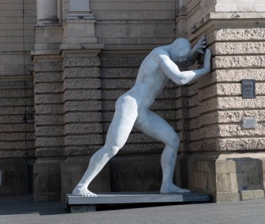 Lviv, Ukrayna, Temmuz 2023 'te Bay Arbitrum' un çağdaş heykeli Lviv Opera Binası yakınlarında sergilendi. Baskı, direniş ve iç insan mücadelesini sembolize eden kavramsal şehir sanatı.