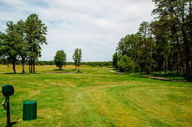 Yeşil golf sahası ve mavi bulutlu gökyüzü. Avrupa manzarası