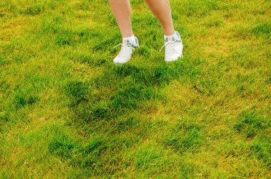 Profesyonel golf sahasında golf oyuncusu. Golf sopasıyla vuruşan golfçü.