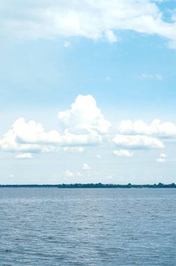 Ukrayna, Mezhygirya, Mayıs 2019. Kyiv Denizi ve yaz günü gökyüzünde bulutlar