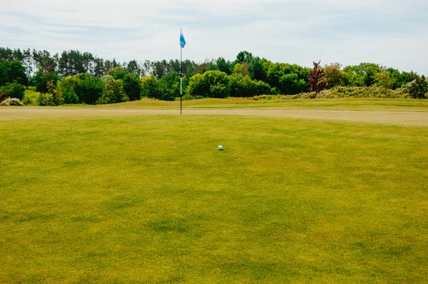 緑のゴルフ場と青い曇天 ヨーロッパの風景 — ストック写真