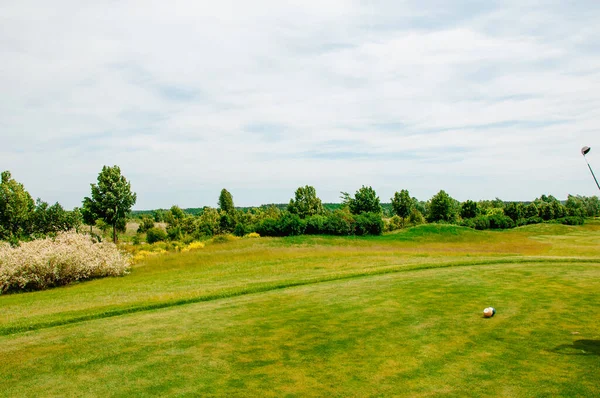 Yeşil Golf Sahası Mavi Bulutlu Gökyüzü Avrupa Manzarası — Stok fotoğraf