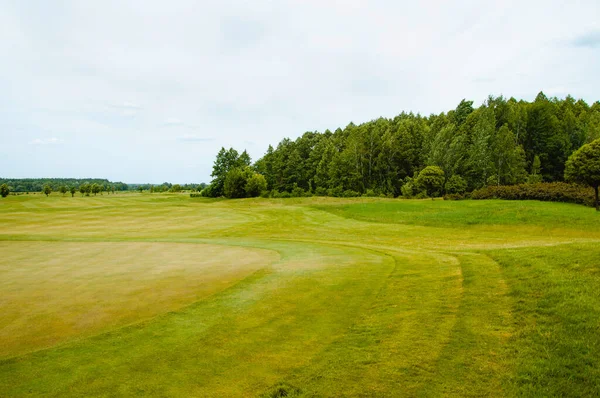 Yeşil Golf Sahası Mavi Bulutlu Gökyüzü Avrupa Manzarası — Stok fotoğraf