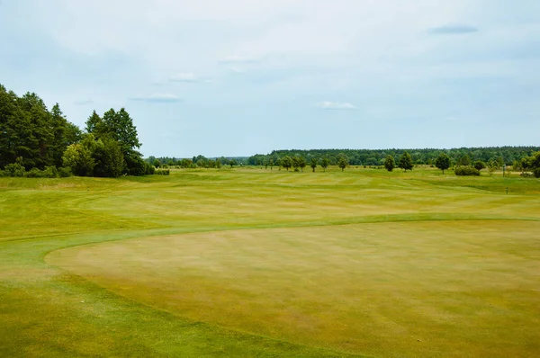 Grünes Golffeld Und Blauer Bewölkter Himmel Europäische Landschaft — Stockfoto