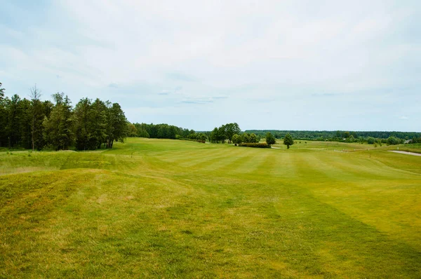 Campo Golf Verde Cielo Nuvoloso Blu Paesaggio Europeo — Foto Stock