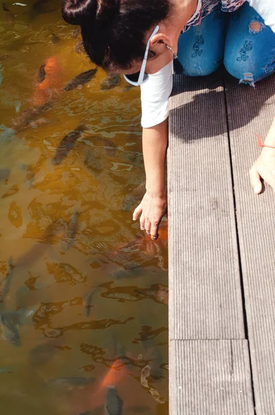 Ukraina Mezhyhirya Maj 2019 Flickan Rör Fisken Sjön Försöker Fånga — Stockfoto