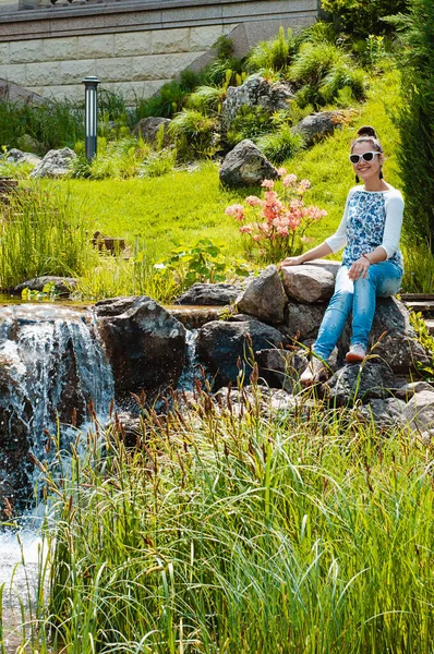 Ucrania Mezhyhirya Mayo 2019 Una Chica Cerca Una Cascada Decorativa — Foto de Stock