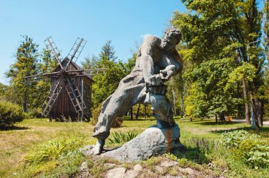 Ukrayna, Pereyaslav-Khmelnitsky, Mayıs 2019. Halk Mimarisi ve Orta Dinyeper 'in Hayatı Müzesi. Rüzgâr değirmeni en başından beri... Yüzyıl, Dovzhik köyü, Sumy bölgesi.