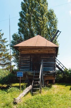 Ukrayna, Pereyaslav-Khmelnitsky, Mayıs 2019. Halk Mimarisi ve Orta Dinyeper 'in Hayatı Müzesi. Rüzgâr değirmeni en başından beri... Yüzyıl, Galitsa köyü, Chernihiv bölgesi.