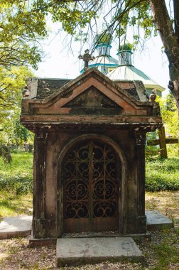 Ukrayna, Pereyaslav-Khmelnitsky, Mayıs 2019. Halk Mimarisi ve Orta Dinyeper 'in Hayatı Müzesi. Eski Ukrayna kilisesi yakınlarında sıradan bir mezarlık ve bir mahzen..