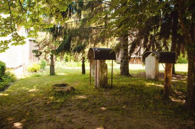 Ukrayna, Pereyaslav-Khmelnitsky, Mayıs 2019. Halk Mimarisi ve Orta Dinyeper 'in Hayatı Müzesi. Eski Ukrayna kilisesi yakınlarında sıradan bir mezarlık ve bir mahzen..