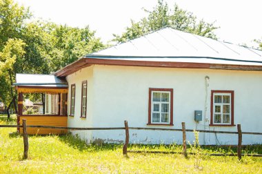 Ukrayna, Pereyaslav-Khmelnitsky, Mayıs 2019. Halk Mimarisi ve Orta Dinyeper 'in Hayatı Müzesi. Zengin bir çiftçinin çiftliği, Poltava vilayeti, XIX yüzyılının 60-70 yılı.