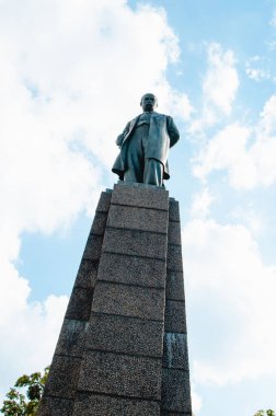 Ukrayna, Kaniv, Mayıs 2019. Shevchenko Ulusal Rezervi. Ukrayna, Kaniv 'deki Taras Shevchenko anıtı. Taras Shevchenko, Ukraynalı şair, yazar, sanatçı, halk ve siyaset figürü..